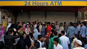 People queue outside a bank to withdraw cash and deposit their old high denomination banknotes in Mumbai.(Reuters File Photo) People queue outside a bank to withdraw cash and deposit their old high denomination banknotes in Mumbai.(Reuters File Photo)