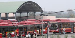 The Supreme Court had ordered the Delhi government to shift the buses from the 51.06-acre depot after the Delhi Development Authority (DDA) failed to change its land use.(Arvind Yadav/HT Photo) The Supreme Court had ordered the Delhi government to shift the buses from the 51.06-acre depot after the Delhi Development Authority (DDA) failed to change its land use.(Arvind Yadav/HT Photo)
