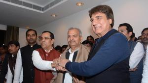 Samajwadi Party state president Narsh Uttam and Congress state president Raj Babbar recently announced the alliance for upcoming elections.(HT Photo) Samajwadi Party state president Narsh Uttam and Congress state president Raj Babbar recently announced the alliance for upcoming elections.(HT Photo)