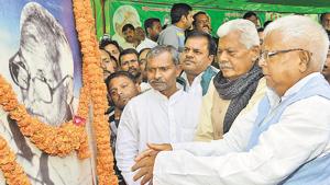 RJD chief Lalu Prasad paying tributes to former Bihar CM and socialist leader Karpoori Thakur in Patna .(AP Dube/HT photo) RJD chief Lalu Prasad paying tributes to former Bihar CM and socialist leader Karpoori Thakur in Patna .(AP Dube/HT photo)