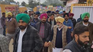 Over two dozen candidates belonging to the Congress, Shiromani Akali Dal-Bharatiya Janata Party (SAD-BJP) alliance and the Aam Aadmi Party (AAP) made a beeline for the dera.(HT Photo) Over two dozen candidates belonging to the Congress, Shiromani Akali Dal-Bharatiya Janata Party (SAD-BJP) alliance and the Aam Aadmi Party (AAP) made a beeline for the dera.(HT Photo)