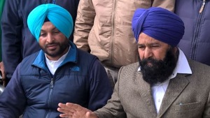 Akali Dal MP Sher Singh Ghubaya (Right) along with Congress MP Ravneet Singh Bittu in a press conference.(HT Photo) Akali Dal MP Sher Singh Ghubaya (Right) along with Congress MP Ravneet Singh Bittu in a press conference.(HT Photo)