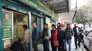 People queue up outside Punjab and Sind Bank ATM to withdraw cash near Connaught Place in New Delhi.(Virendra Singh Gosain/HT Photo) People queue up outside Punjab and Sind Bank ATM to withdraw cash near Connaught Place in New Delhi.(Virendra Singh Gosain/HT Photo)