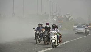 Dust from construction waste on NH-24 near Akshardham Tample in New Delhi.(Ravi Choudhary/HT photo) Dust from construction waste on NH-24 near Akshardham Tample in New Delhi.(Ravi Choudhary/HT photo)