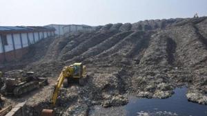 The Bandhwari waste treatment plant has been lying defunct since 2013 following a fire. The plant now serves as a landfill, collecting over 1,500 tonnes of waste from Gurgaon and Faridabad.(HT File) The Bandhwari waste treatment plant has been lying defunct since 2013 following a fire. The plant now serves as a landfill, collecting over 1,500 tonnes of waste from Gurgaon and Faridabad.(HT File)