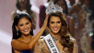 Iris Mittenaere of France is crowned the new Miss Universe 2016 by 2015 Miss Universe Pia Wurtzbach.(AP) Iris Mittenaere of France is crowned the new Miss Universe 2016 by 2015 Miss Universe Pia Wurtzbach.(AP)
