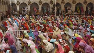 People of the Dawoodi Bohra community take part in a final prayer in Mumbai after the end of a 40-day mourning period post Syedna Mohammed Burhanuddin’s death.(HT FILE) People of the Dawoodi Bohra community take part in a final prayer in Mumbai after the end of a 40-day mourning period post Syedna Mohammed Burhanuddin’s death.(HT FILE)