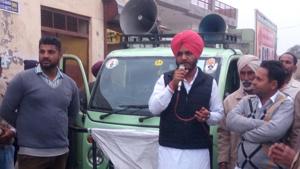 Congress candidate Davinder Ghubaya campaigning in Kabulshah Hithad, Fazilka.(Aarish Chhabra/HT Photo) Congress candidate Davinder Ghubaya campaigning in Kabulshah Hithad, Fazilka.(Aarish Chhabra/HT Photo)