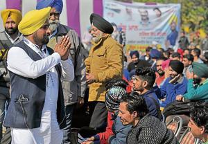 Aam Aadmi Party candidate Narinder Singh Shergill interacting with people during a rally at Dussehra Ground, Phase 8, SAS Nagar, on Wednesday.(Ravi Kumar/HT) Aam Aadmi Party candidate Narinder Singh Shergill interacting with people during a rally at Dussehra Ground, Phase 8, SAS Nagar, on Wednesday.(Ravi Kumar/HT)