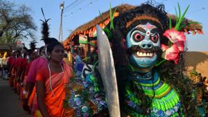 Artistes from Jharkhand perform at the Surajkund Mela at Faridabad.(Zuhaib Mohammad/HT Photo) Artistes from Jharkhand perform at the Surajkund Mela at Faridabad.(Zuhaib Mohammad/HT Photo)