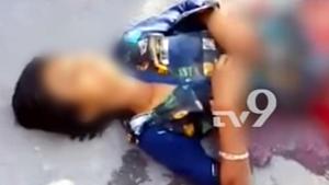 The video footage that has now gone viral shows the victim lying in a pool of blood crying for help.(Youtube/Tv9 Kannada) The video footage that has now gone viral shows the victim lying in a pool of blood crying for help.(Youtube/Tv9 Kannada)