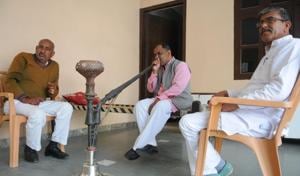 The residents claimed they are yet to receive the MCG notices.(PARVEEN KUMAR/HT PHOTO) The residents claimed they are yet to receive the MCG notices.(PARVEEN KUMAR/HT PHOTO)
