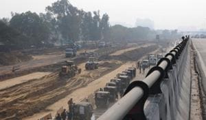 Because of the ongoing digging work, the main carriageways have narrowed.(PARVEEN KUMAR/HT PHOTO) Because of the ongoing digging work, the main carriageways have narrowed.(PARVEEN KUMAR/HT PHOTO)