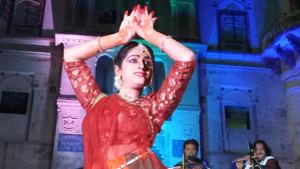An artiste performing at Reeva Ghat during ‘Ghat Sandhya’ programme in Varanasi.(Adarsh Gupta/ HT Photo) An artiste performing at Reeva Ghat during ‘Ghat Sandhya’ programme in Varanasi.(Adarsh Gupta/ HT Photo)