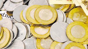 Instances abound of customers being turned away at shops for giving a Rs 2,000 bill to purchase goods worth, say, Rs 650 since shopkeepers didn’t have enough lower-value notes to return the change.(Mint File Photo) Instances abound of customers being turned away at shops for giving a Rs 2,000 bill to purchase goods worth, say, Rs 650 since shopkeepers didn’t have enough lower-value notes to return the change.(Mint File Photo)