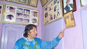 Nazim, son of Ustad Bismillah Khan, showing pictures of the maestro with members of Gandhi family.(HT Photo) Nazim, son of Ustad Bismillah Khan, showing pictures of the maestro with members of Gandhi family.(HT Photo)