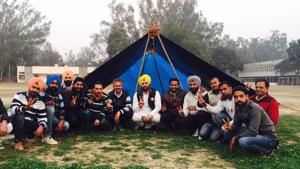 AAP Candidate Nabha Gurdev Singh Mann (centre) with supporters camping outside a 'strongroom' where Electronic Voting Machines have been stored in Patiala on Monday.(HT Photo) AAP Candidate Nabha Gurdev Singh Mann (centre) with supporters camping outside a 'strongroom' where Electronic Voting Machines have been stored in Patiala on Monday.(HT Photo)