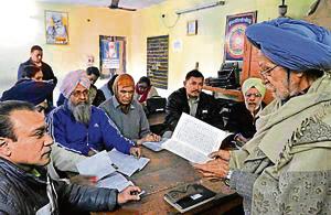 Prem Singh Bajaj teaching Urdu to his students at Punjabi Bhawan in Ludhiana.(Gurminder Singh/HT) Prem Singh Bajaj teaching Urdu to his students at Punjabi Bhawan in Ludhiana.(Gurminder Singh/HT)