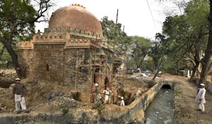 Although a large portion of the 700-metre-long drain is covered, around 15 metres near the structure has been left open.(Raj K Raj/HT PHOTO) Although a large portion of the 700-metre-long drain is covered, around 15 metres near the structure has been left open.(Raj K Raj/HT PHOTO)