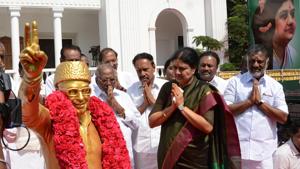 The AIADMK power game between Sasikala Natrajan, a close friend and confidante of former Tamil Nadu chief minister Jayalalithaa, and the incumbent CM O Panneerselvam, is the not the first one where horse-trading before a floor test is likely.(HT File Photo) The AIADMK power game between Sasikala Natrajan, a close friend and confidante of former Tamil Nadu chief minister Jayalalithaa, and the incumbent CM O Panneerselvam, is the not the first one where horse-trading before a floor test is likely.(HT File Photo)