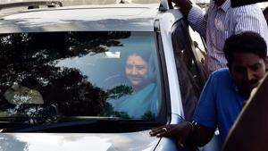 AIADMK general secretary VK Sasikala arrives at the resort in Koovathur to meet MLAs camping there over the last four days, on Saturday.(PTI) AIADMK general secretary VK Sasikala arrives at the resort in Koovathur to meet MLAs camping there over the last four days, on Saturday.(PTI)