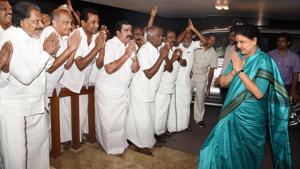 AIADMK general secretary VK Sasikala on her way to Golden Bay Resort on Saturday afternoon.(HT Photo) AIADMK general secretary VK Sasikala on her way to Golden Bay Resort on Saturday afternoon.(HT Photo)