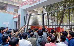 Students creating ruckus outside the BPSC examination centre in Patna on Sunday.(Santosh Kumar/HT Photo) Students creating ruckus outside the BPSC examination centre in Patna on Sunday.(Santosh Kumar/HT Photo)