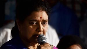 AIADMK general secretary VK Sasikala addressing media at the resort in Koovathur.(PTI Photo) AIADMK general secretary VK Sasikala addressing media at the resort in Koovathur.(PTI Photo)