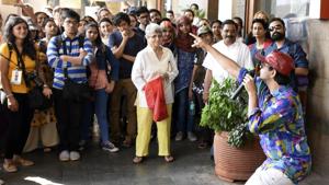Participants watch actors during the HT Kala Ghoda Arts Festival heritage walk on Sunday.(Kunal Patil/T) Participants watch actors during the HT Kala Ghoda Arts Festival heritage walk on Sunday.(Kunal Patil/T)