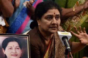 AIADMK general secretary VK Sasikala addresses the press on Sunday along with party MLAs at the resort in Koovathur at East Coast Road where the legislators have been camping.(PTI) AIADMK general secretary VK Sasikala addresses the press on Sunday along with party MLAs at the resort in Koovathur at East Coast Road where the legislators have been camping.(PTI)