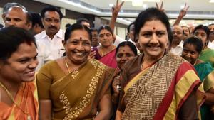 AIADMK general secretary VK Sasikala interacts with MLAs after a press conference at a resort in Kuvathur at East Coast Road where the party lawmakers are camping, on the outskirts of Chennai on Sunday.(PTI) AIADMK general secretary VK Sasikala interacts with MLAs after a press conference at a resort in Kuvathur at East Coast Road where the party lawmakers are camping, on the outskirts of Chennai on Sunday.(PTI)