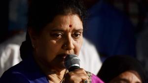 AIADMK general secretary VK Sasikala addresses the media at the resort in Koovathur near Chennai.(PTI) AIADMK general secretary VK Sasikala addresses the media at the resort in Koovathur near Chennai.(PTI)