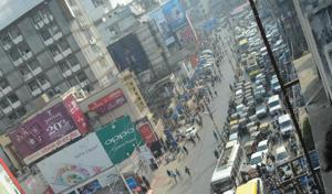 A long queue of vehicles on Fraser Road after intermediate examinees blocked the road when they did not get admit cards in Patna.(Santosh/HT PHOTO) A long queue of vehicles on Fraser Road after intermediate examinees blocked the road when they did not get admit cards in Patna.(Santosh/HT PHOTO)