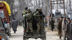 Soldiers board a vehicle after a gunbattle in Hajin on Tuesday.(AFP Photo) Soldiers board a vehicle after a gunbattle in Hajin on Tuesday.(AFP Photo)