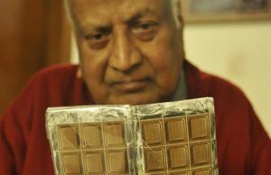 Industrialist Raj Paul Oswal displaying his chocolate stamp.(Gurminder Singh/HT Photo) Industrialist Raj Paul Oswal displaying his chocolate stamp.(Gurminder Singh/HT Photo)