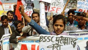 Members of the All India Students Federation at a demonstration in protest against the leaked question papers of the Bihar staff selection commission exam.(Sonu Kishan) Members of the All India Students Federation at a demonstration in protest against the leaked question papers of the Bihar staff selection commission exam.(Sonu Kishan)