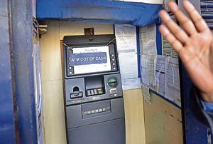 A HDFC bank ATM at Bengali Market in central New Delhi, on January 19, 2017. Bankers say the situation has gotten worse in the past week possibly due to the UP assembly elections.(Arvind Yadav/HT Phot o) A HDFC bank ATM at Bengali Market in central New Delhi, on January 19, 2017. Bankers say the situation has gotten worse in the past week possibly due to the UP assembly elections.(Arvind Yadav/HT Phot o)