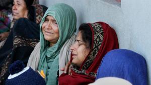 Wife and relatives of slain rifleman Ravi Kumar, who was killed in an encounter with militants mourn in Bandipora district.(PTI) Wife and relatives of slain rifleman Ravi Kumar, who was killed in an encounter with militants mourn in Bandipora district.(PTI)