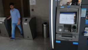 Despite claims to the contrary by bank officials, most ATMs in the city are still running dry and finding a machine with money would depend solely on ‘luck’.(Parveen Kumar/HT Photo) Despite claims to the contrary by bank officials, most ATMs in the city are still running dry and finding a machine with money would depend solely on ‘luck’.(Parveen Kumar/HT Photo)