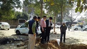MCG Commissioner V Umashankar inspecting de-silting work in Sector 40.(HT Photo) MCG Commissioner V Umashankar inspecting de-silting work in Sector 40.(HT Photo)