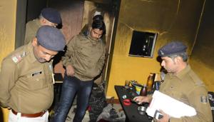 Policemen at the house of Gaya businessman Ravi Gupta after he allegedly committed suicide along with his wife and daughter.(RAJESH KUMAR/HT photo) Policemen at the house of Gaya businessman Ravi Gupta after he allegedly committed suicide along with his wife and daughter.(RAJESH KUMAR/HT photo)