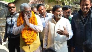 Narendra Modi lookalike Abhinandan Pathak after filing his nomination for Varanasi north assembly seat.(Adarsh Gupta/HT) Narendra Modi lookalike Abhinandan Pathak after filing his nomination for Varanasi north assembly seat.(Adarsh Gupta/HT)