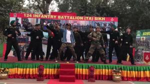 Shah Rukh Khan celebrated Republic Day with soldiers. Shah Rukh Khan celebrated Republic Day with soldiers.