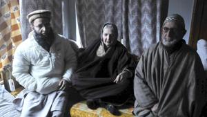 Hussain Fazili with his father Ghulam Rasool Fazili (right) and mother Fatima in his home in Buchpora on the outskirts of Srinagar.(Waseem Andrabi/ HT Photo) Hussain Fazili with his father Ghulam Rasool Fazili (right) and mother Fatima in his home in Buchpora on the outskirts of Srinagar.(Waseem Andrabi/ HT Photo)