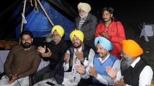 AAP’s Nabha candidate, Gurdev Singh ‘Dev’ Mann sings ‘Tere ishq nachaya karke thaiya thaiya’ with party supporters keeping an eye on EVMs in the strongroom at Patiala.(Bharat Bhushan/HT Photo) AAP’s Nabha candidate, Gurdev Singh ‘Dev’ Mann sings ‘Tere ishq nachaya karke thaiya thaiya’ with party supporters keeping an eye on EVMs in the strongroom at Patiala.(Bharat Bhushan/HT Photo)
