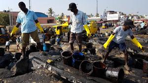 Workers and locals clean the oils slick stand along the shoreline of Ennore port in Chennai.(Aditya Iyer/HT Photo) Workers and locals clean the oils slick stand along the shoreline of Ennore port in Chennai.(Aditya Iyer/HT Photo)
