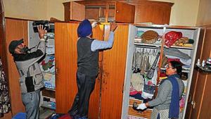 Forensic experts taking fingerprints from the crime spot at the Lajpat Nagar locality in Jalandhar on Thursday.(Pardeep Pandit/Hindustan Times) Forensic experts taking fingerprints from the crime spot at the Lajpat Nagar locality in Jalandhar on Thursday.(Pardeep Pandit/Hindustan Times)