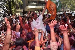 The richest candidate and BJP leader Parag Shah being greeted by his supporters at Ghatkopar on Thursday.(Arijit Sen/HT PHOTO) The richest candidate and BJP leader Parag Shah being greeted by his supporters at Ghatkopar on Thursday.(Arijit Sen/HT PHOTO)