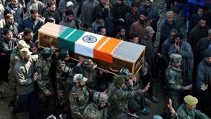 Army officers carry the body of Ghulam Mohi- Ud-Din Rather for his funeral in his native Panjpora village on Friday.(PTI) Army officers carry the body of Ghulam Mohi- Ud-Din Rather for his funeral in his native Panjpora village on Friday.(PTI)