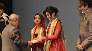 President Pranab Mukherjee felicitate the artists after watching a special screening of the film Pink at Rashtrapati Bhavan. President Pranab Mukherjee felicitate the artists after watching a special screening of the film Pink at Rashtrapati Bhavan.